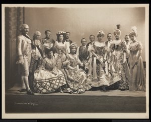 Portrait de groupe incluant Edmund Lincoln Baylies (assis au centre) et Ruth Payson (Mme E.L.) Baylies (debout troisième à droite) au bal de James Hazen Hyde, New York, 31 janvier 1905